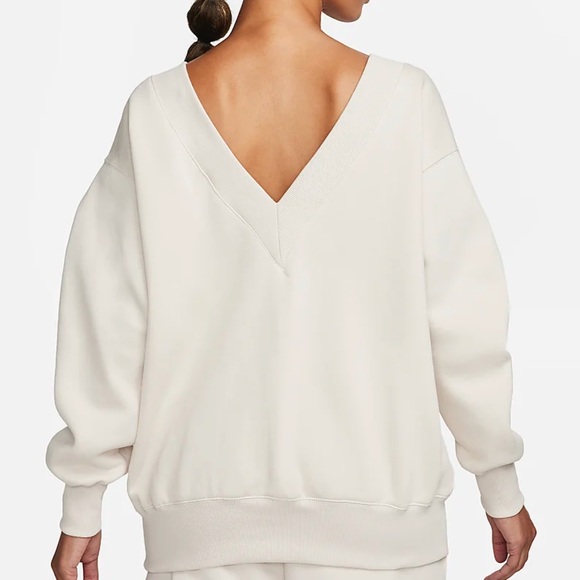 Nike Sportswear Phoenix Fleece
Women's Oversized V-Neck Sweatshirt - Picture 2 of 4
